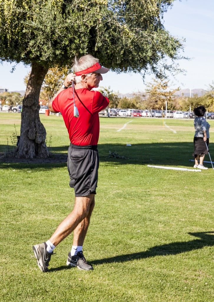 Bob Lofrano does a practice swing before his golf class at Pierce College. Photo: Lynn Levitt